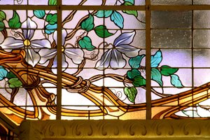 Nancy (departement 54), Art Nouveau, „“ La verriere aux Clematites““ (1901) - detail, Vitráže od Jacquese Grubera (1870-1936), v Credit Lyonnais, rue St Georges