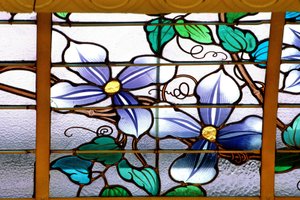 Nancy (departement 54), Art Nouveau, „“ La verriere aux Clematites““ (1901) - detail, Vitráže od Jacquese Grubera (1870-1936), v Credit Lyonnais, rue St Georges
