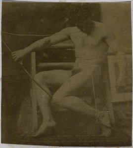 Studie mužského nahého modelu sedícího na schodu, při pohledu zepředu s provazem a lukem na klíně, v ateliéru Jacquese de Lalaing od Jacques Lalaing (attributed to)