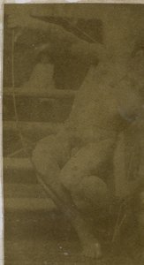 Studie mužského nahého modelu sedícího na schodu, při pohledu zepředu s provazem a lukem na klíně, v ateliéru Jacquese de Lalaing od Jacques Lalaing (attributed to)