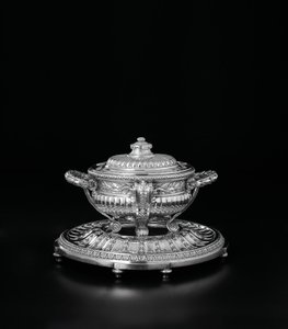 Mísa na polévku, kryt a stojan Ludvíka XV. z Orloff service, 1770 od Jacques Nicolas Roettiers