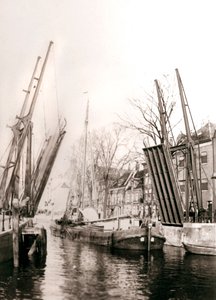 Most přes kanál a lodě, Dordrecht, Nizozemsko, 1898. od James Batkin
