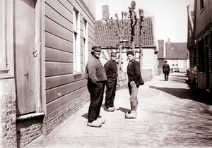Muži v tradičním kroji, Broek, Nizozemsko, 1898.
