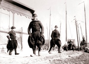 Muži v tradičním oděvu, Marken Island, Nizozemsko, 1898