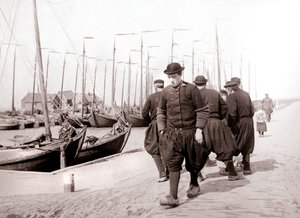 Muži v tradičním oděvu, Marken Island, Nizozemsko, 1898