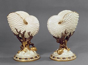 Pár váz z Worcesteru ve tvaru mušle Nautilus, porcelán z roku 1880