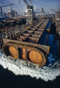 Úsek tunelové trouby pro systém hromadné dopravy BART (Bay Area Rapid Transit) se vznáší v... od James L Stanfield
