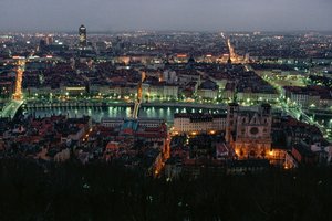 Pohled na Lyon mezi Pont de la Feuillite, Pont Bonaparte na twili ght.... od James L Stanfield