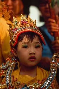 Mladý věřící na festivalu Tabaung. Pagoda Shwe Dagon, Rangún, Barma. od James L Stanfield