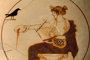 Apollón vyobrazený na poháru, jak nalévá úlitbu, zatímco se na něj dívá vrána. Archeologové z Delf...