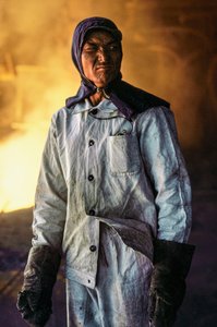 Čínský ocelář v ochranném oděvu v ocelárně v Číně od James L Stanfield