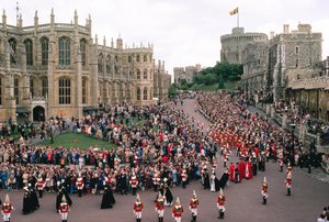 Královna Alžběta a princ Philip předsedají v kapli sv. Jiří. Hrad Windsor, Wi... od James L Stanfield