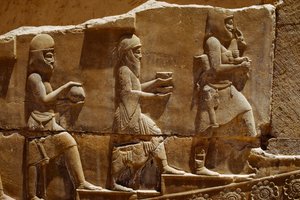 Reliéfní plastika mužů nesoucích obětiny na zdech Persepole. Persepolis, Írán. od James L Stanfield