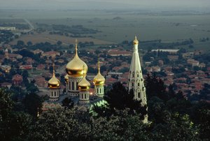 Nad údolím se tyčí pozlacené kopule památného kostela Shipka. SHIPKA, ÚDOLÍ... od James L Stanfield