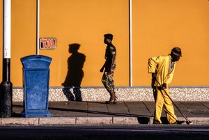 Jihoafričané na ulici a chodníku v Pretorii, Jihoafrická republika od James L Stanfield