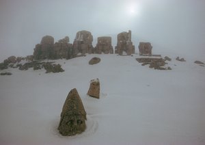 Socha boha shlíží nad sněhovou pokrývkou v Nemrud Daghu. Nemrud Dagh, Turecko. od James L Stanfield