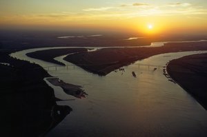 Letecký pohled na soutok řek Ohio a Mississippi za soumraku. Cairo, Illinois. od James L Stanfield
