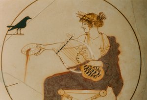 Kylix s bílým povrchem zdobený vyobrazením Apollóna. Bůh sedí na... od James L Stanfield