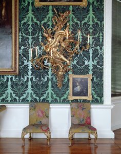 Postranní židle a girandole z Gallery Suite od Jamese Pascalla