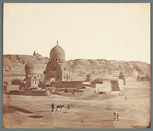Egypt. Káhira. Jižní nekropole. V popředí mauzoleum Sudun (1504), v pozadí na náhorní plošině Mukattam mešita Al-Džujuší