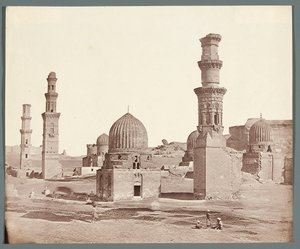 Egypt. Káhira. Jižní nekropole. V popředí minaret u mauzolea Ali Badra Al-Karafiho (1300-1310), v pozadí minaret Kusum z mamlúckého období od James Robertson
