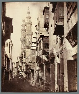 Egypt. Káhira. Ulička - v pozadí minarety mamlúcké mešity Al-Mu