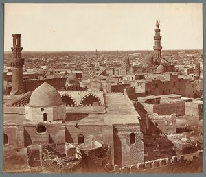 Egypt. Káhira. Celkový pohled – v pozadí madrasa – mauzoleum Umm As-Sultan Šaban (1368–69)