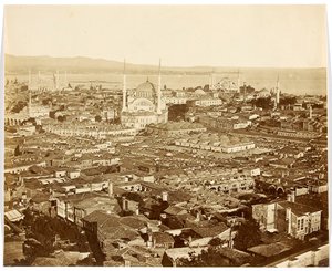 „Nuri Osmaniye“ [Istanbul. Panorama města s pohledem na mešity: mešita Nuruosmaniye (uprostřed), Modrá mešita (vpravo v pozadí) a Ayasofya (Hagia Sophia) (vlevo)] od James Robertson