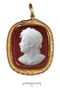 Korunovace Jiřího IV., zlatý přívěsek, kolem 1821 (zlato a sklo)