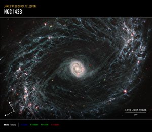 NGC 1433 (snímek z kompasu MIRI) od James Webb Space Telescope (NASA)