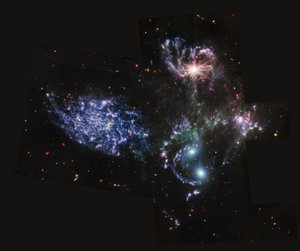 Stephanův kvintet (MIRI Image) od James Webb Space Telescope (NASA)