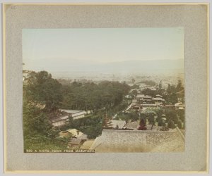 Město Kjóto z Maruyama, Japonsko (ručně kolorovaná černobílá fotografie) od Japanese Photographer