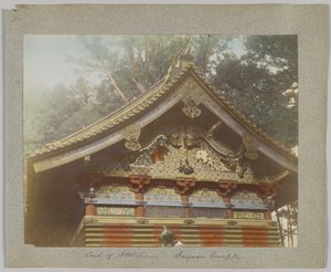 Sklad v Tōshō-gū, Nikko, Japonsko (ručně kolorovaná černobílá fotografie) od Japanese Photographer