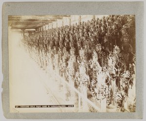 Tisíc idolů v Sanjusangendo, Kyoto, Japonsko (černobílá fotografie) od Japanese Photographer