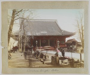 Chrám Asakusa, Tokio, Japonsko (ručně kolorovaná černobílá fotografie) od Japanese Photographer