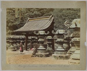 Bronzové lucerny před chrámem v parku Uyeno, Tokio, Japonsko (ručně kolorovaná černobílá fotografie) od Japanese Photographer