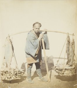 Rybář se svým úlovkem (ručně kolorovaná černobílá fotografie) od Japanese Photographer