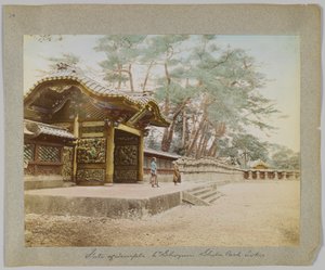 Brána chrámu 6. šóguna, park Shiba, Tokio, Japonsko (ručně kolorovaná černobílá fotografie) od Japanese Photographer