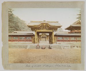 Brána chrámu 6. šóguna, park Shiba, Tokio, Japonsko (ručně kolorovaná černobílá fotografie) od Japanese Photographer