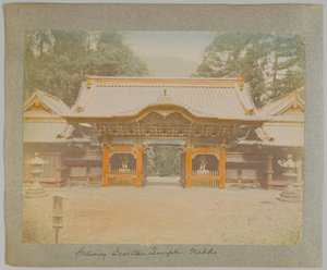 Brána chrámu Jemitsu, Nikko, Japonsko (ručně kolorovaná černobílá fotografie) od Japanese Photographer