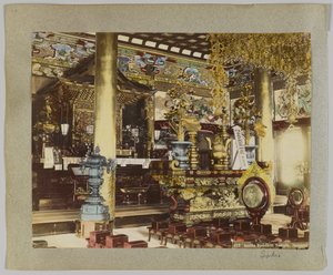 Uvnitř buddhistického chrámu, Ikegami, Tokio, Japonsko (ručně kolorovaná černobílá fotografie) od Japanese Photographer