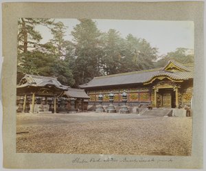 Uvnitř Temple Grounds, Shiba Park, Tokio, Japonsko (ručně kolorovaná černobílá fotografie) od Japanese Photographer