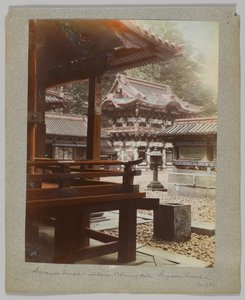 Vnitřní brána v Tōshō-gū, Nikko, Japonsko (ručně kolorovaná černobílá fotografie) od Japanese Photographer