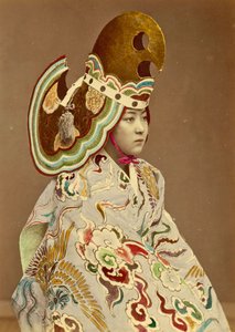 Japonská dívka v tradičním kroji, cca 1880 (ručně kolorovaná fotoalba) od Japanese Photographer