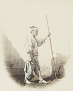 Japonec se zvonkem (ručně kolorovaná černobílá fotografie) od Japanese Photographer