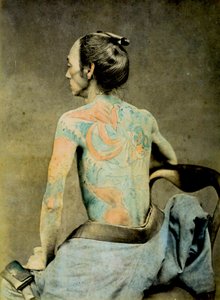 Japonec s tradičním tetováním Irezumi, kolem roku 1890 (ručně kolorovaná fotoalba) od Japanese Photographer