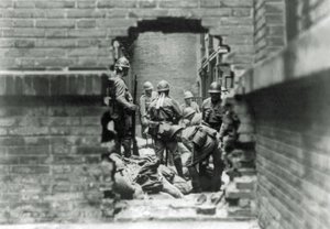 Japonští vojáci se účastní pouličních bojů v Šanghaji, Čína, 1937 od Japanese Photographer
