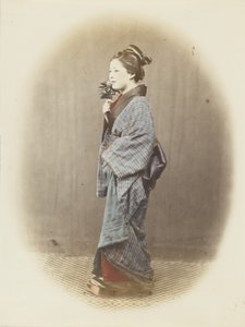 Japonka v tradičním oděvu (ručně kolorovaná černobílá fotografie) od Japanese Photographer