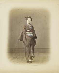 Japonka v tradičním oděvu (ručně kolorovaná černobílá fotografie) od Japanese Photographer