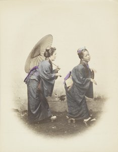 Japonky v tradičním oděvu (ručně kolorovaná černobílá fotografie) od Japanese Photographer